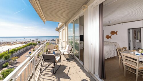 Renovierte Jesolo STRANDWOHNUNG mit PRIVATEM STRAND, Wi-Fi und Klima