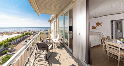 Renovierte Jesolo STRANDWOHNUNG mit PRIVATEM STRAND, Wi-Fi und Klima