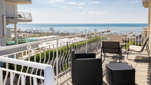Lido di Jesolo BEACHFRONT renovated apartment with PRIVATE BEACH, Wi-Fi & A/C