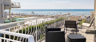 Lido di Jesolo BEACHFRONT renovated apartment with PRIVATE BEACH, Wi-Fi & A/C