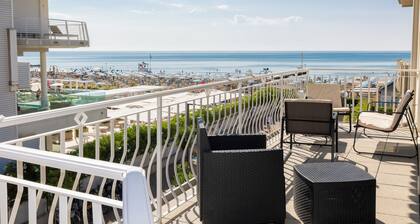 Lido di Jesolo BEACHFRONT renovated apartment with PRIVATE BEACH, Wi-Fi & A/C