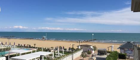 Am Strand, LiegestĂŒhle, Sonnenschirme