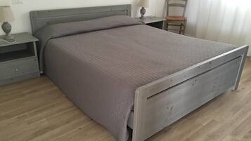 2 chambres, coffres-forts dans les chambres, bureau