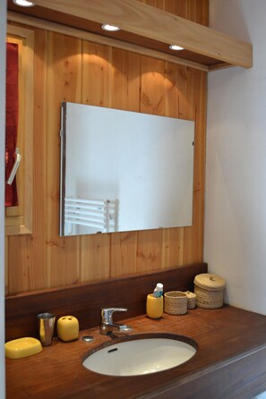 Combined shower/bathtub, hair dryer, towels - Impressive Chalet, 20m to Piste (Les Deux-Alpes)