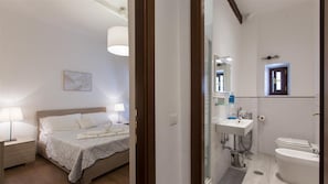 Shower, hair dryer, bidet, towels - Calm but Central Trastevere apartment in Via della Pelliccia (Rome)