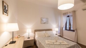 1 bedroom, iron/ironing board, Internet, bed sheets - Calm but Central Trastevere apartment in Via della Pelliccia (Rome)