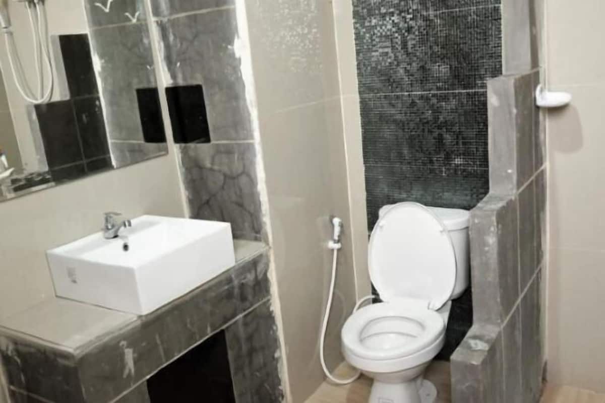 Bathroom | Shower, free toiletries