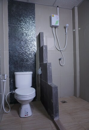 Standard Triple Room | Bathroom | Shower, free toiletries - Puangpech Hotel (Lampang)
