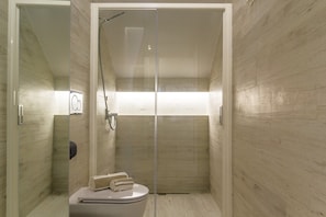 Douche, sèche-cheveux, bidet, serviettes fournies