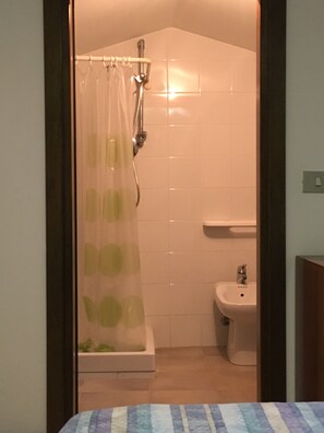 Dusj, hårføner, bidé og håndklær