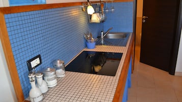 Refrigerador, horno, parrilla de estufa y cafetera y tetera