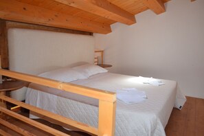 1 slaapkamer, een kluis op de kamer, een strijkplank/strijkijzer, wifi