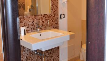 Combined shower/tub, hair dryer, bidet, towels