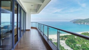 Uma varanda com vista para o oceano e a praia.