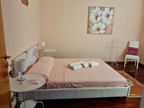 3 bedrooms, in-room safe, desk, iron/ironing board