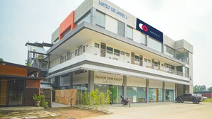 A multi-story building with a sign for "METRO REI ANNEX A" and "Capital O". - Capital O Vaccinated Staff - OYO 785 The Greenhive (Ibaan)