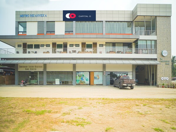 Exterior - Capital O Vaccinated Staff - OYO 785 The Greenhive (Ibaan)