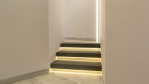 Eine Treppe mit beleuchteten Stufen und Blick ins Freie.