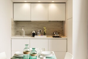 Kühlschrank, Mikrowelle, Ofen, Herdplatte