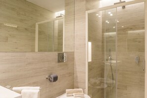Douche, sèche-cheveux, bidet, serviettes fournies