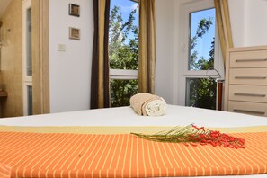 4 habitaciones, tabla de planchar con plancha, cuna de viaje y wifi 