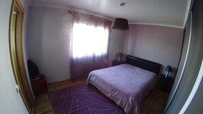 3 quartos, escrivaninha, ferros/tábuas de passar roupa