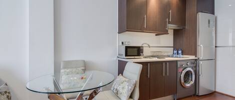 Kjøleskap, mikrobølgeovn, kokeplater og kaffetrakter/tekoker