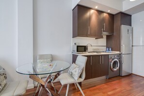 冷蔵庫、電子レンジ、コンロ、コーヒー / ティーメーカー