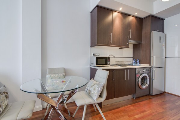 Frigorífic, microones, placa de cuina i cafetera i tetera 