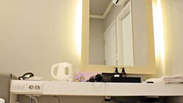 Kamar Double Basic | 1 kamar tidur, minibar, brankas, dan meja kerja