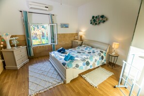 4 slaapkamers, een strijkplank/strijkijzer, gratis wifi, beddengoed