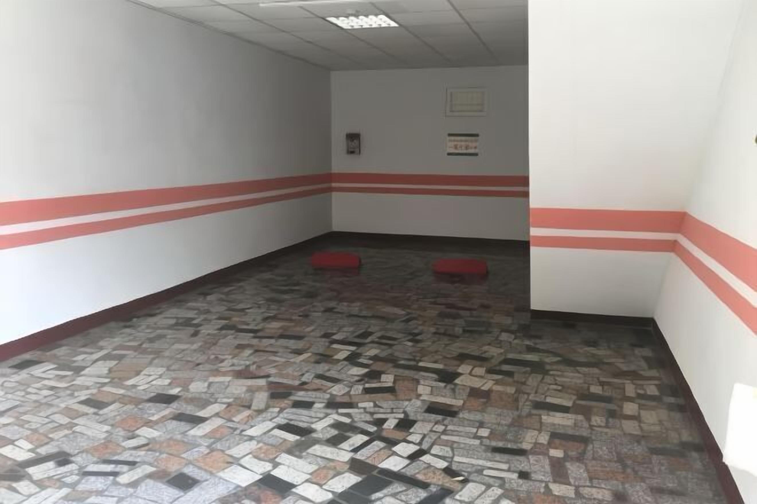 Escritorio, cortinas opacas, wifi gratis