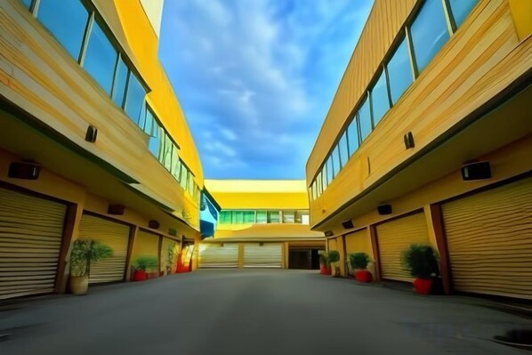 Un bâtiment doté d’une cour intérieure, de grandes fenêtres et de portes de garage.