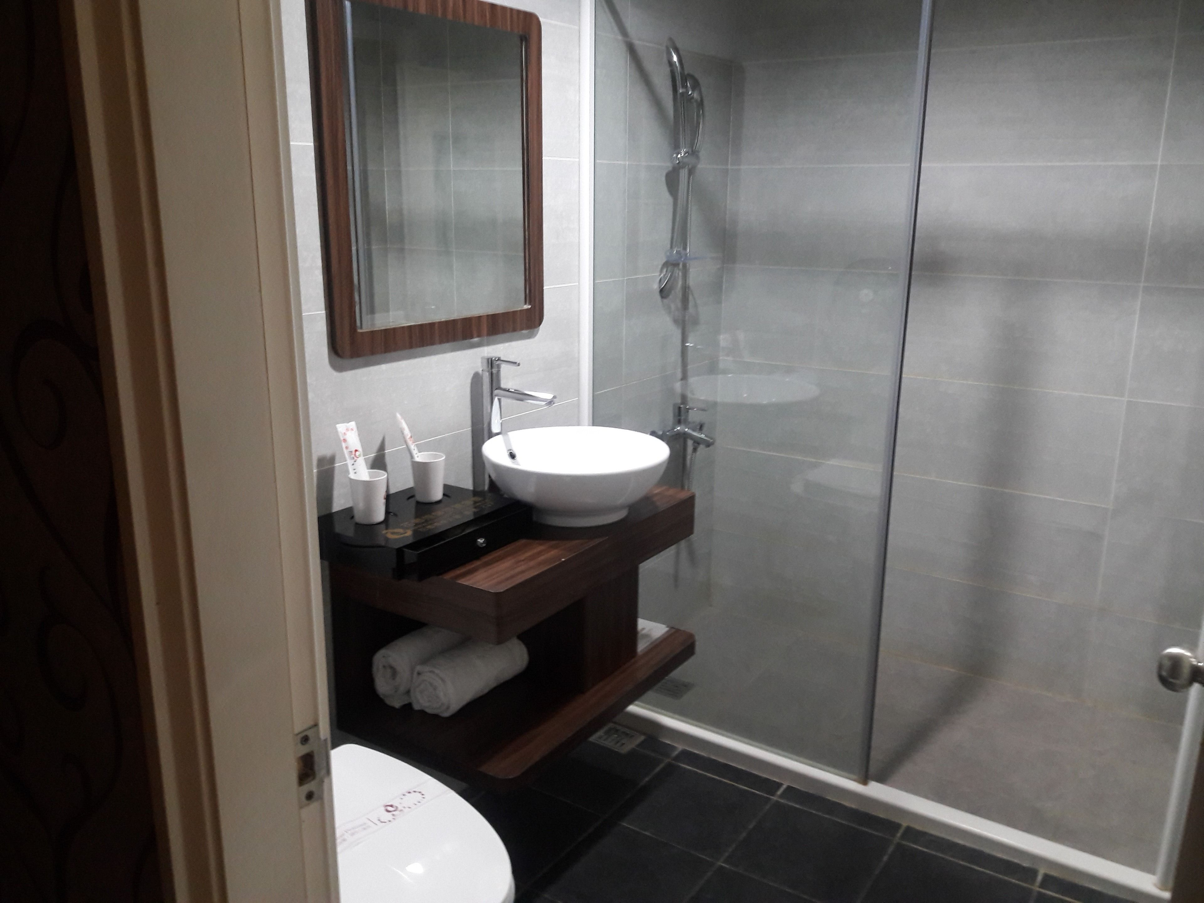Standard Room, 1 Bedroom | Bathroom | Free toiletries, hair dryer, slippers