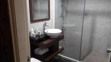Standard Room, 1 Bedroom | Bathroom | Free toiletries, hair dryer, slippers