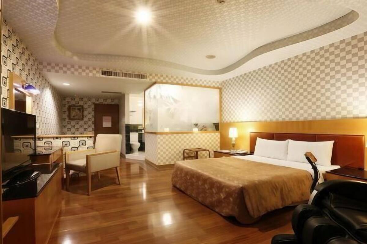 Desk, blackout curtains, free WiFi