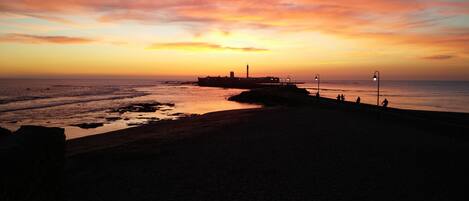 Vlak bij het strand, ligstoelen