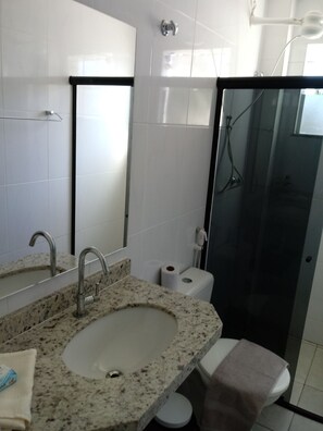 商务套房 | 浴室 | 淋浴设施、免费洗浴用品、毛巾