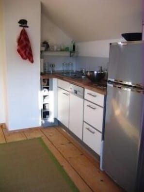 Réfrigérateur, micro-ondes, plaque de cuisson, lave-vaisselle