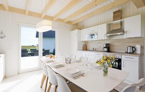 Kylskåp, mikrovågsugn, spishäll och diskmaskin