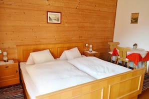 3 bedrooms, bed sheets