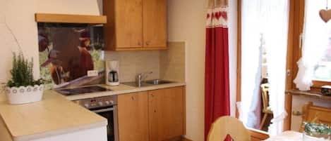 Kjøleskap, ovn, kokeplater og oppvaskmaskin