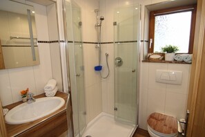 Dusche, Haartrockner, Handtücher