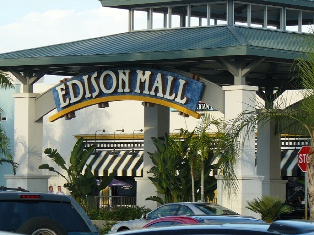 L'entrée du centre commercial Edison, avec une enseigne bien visible.