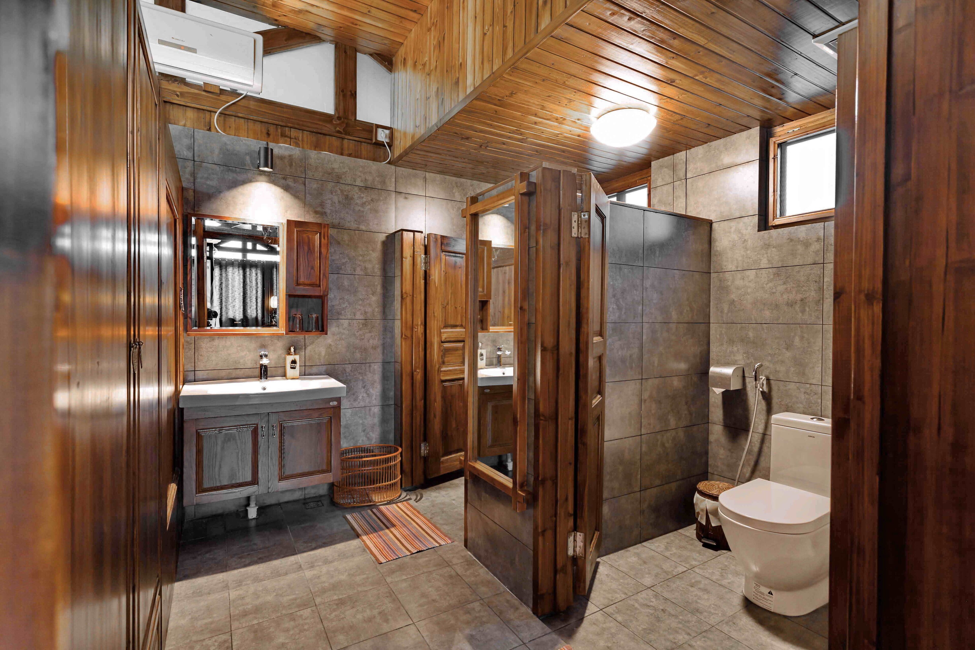 classic double room, 1 queen bed, terrace, river view | bathroom | shower, rainfall showerhead, free toiletries, hair dryer