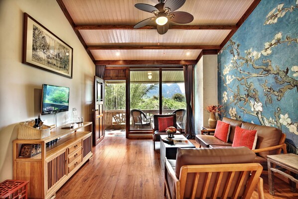 Deluxe Family Suite | Living room