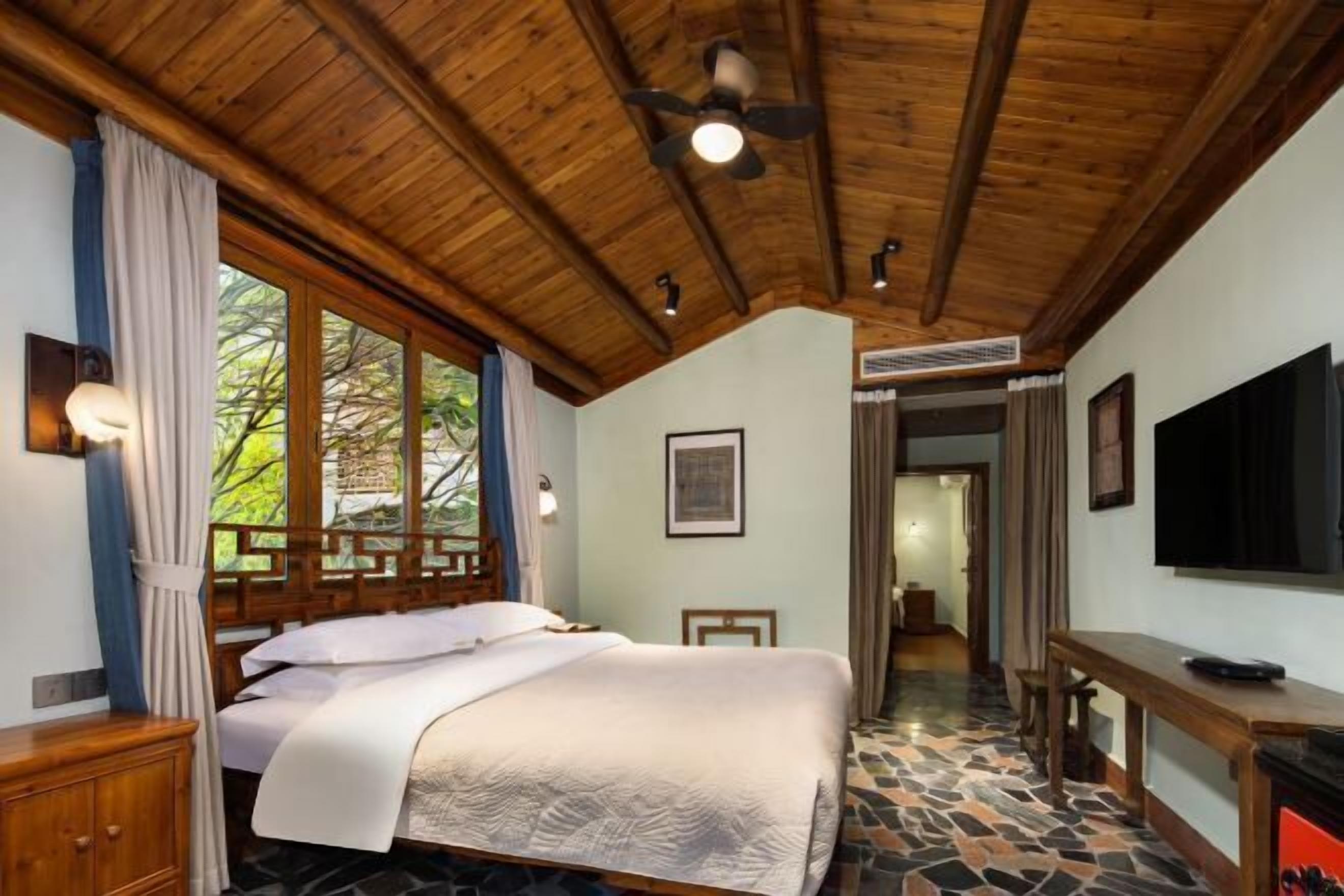 Senger med overmadrass, minibar, safe på rommet og individuelt dekorert