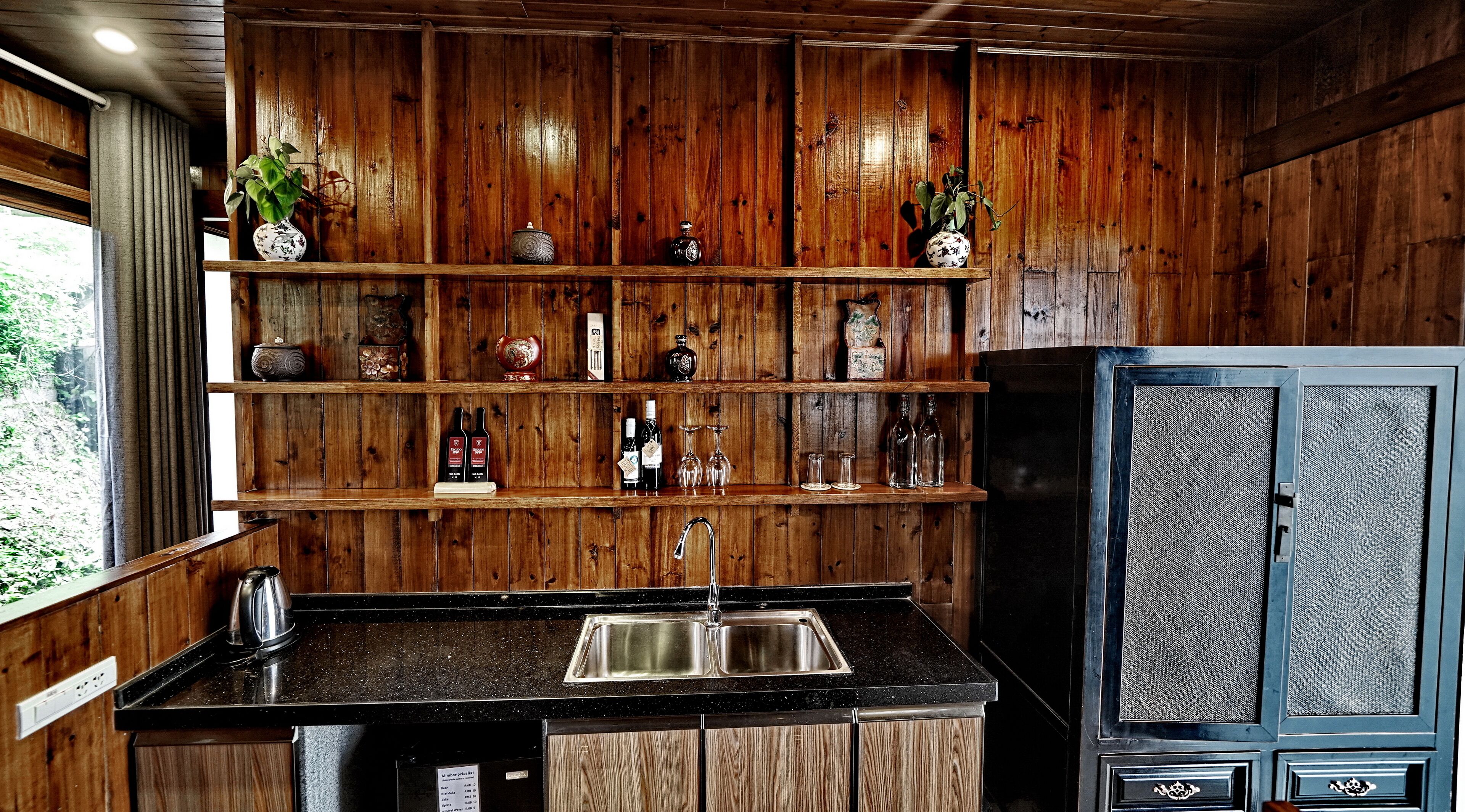 deluxe suite, 2 bedrooms, terrace, river view | private kitchen | electric kettle