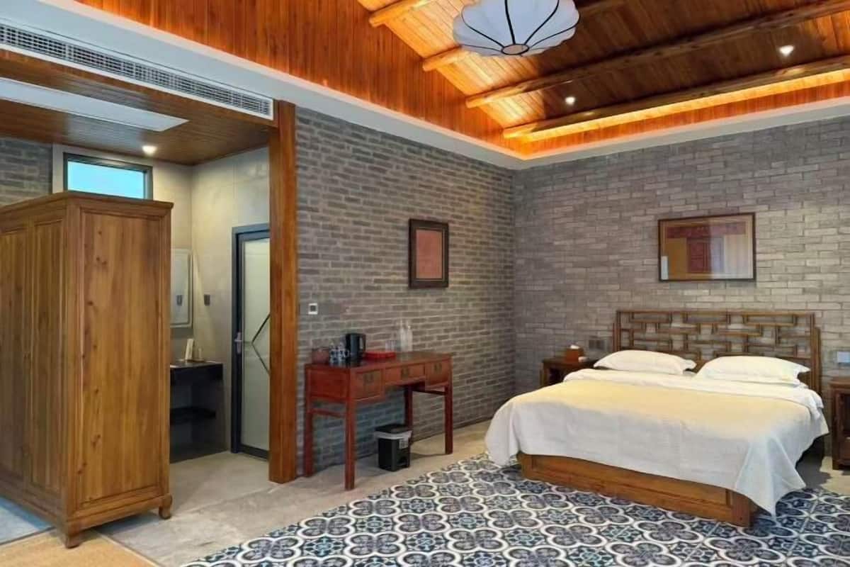 Surmatelas, minibar, coffres-forts dans les chambres