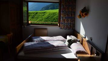 1 bedroom, travel cot, WiFi, bed sheets